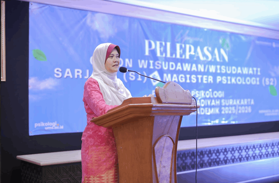 Dekan Fakultas Psikologi sendang menyampaikan sambutan kepada calon wisudawan fakultas